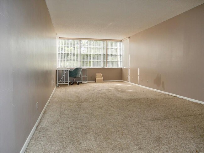 Foto del edificio - 6500 Cypress Rd