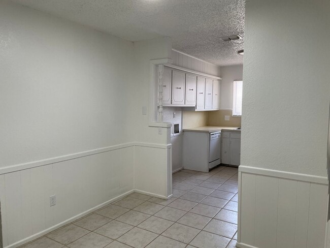 Building Photo - 6917fre