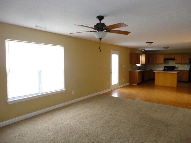 Building Photo - 960 Foxtail Ct