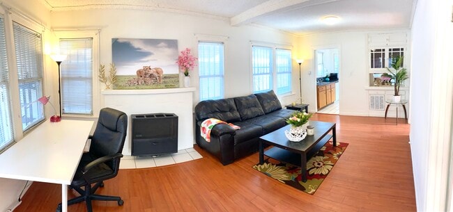 Photo - 1140 W 37th Pl House