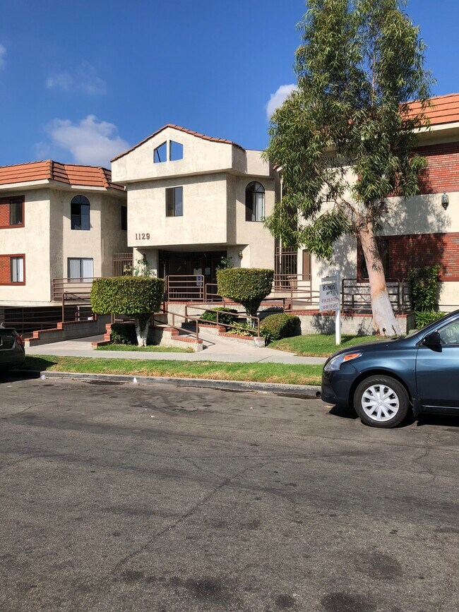Frente de la propiedad - 1129 Irving Ave
