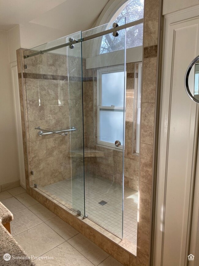 Building Photo - Stunning Spacious 1bd Apartment