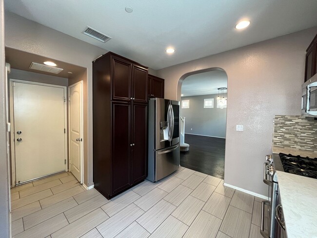 Foto del edificio - Gated Porter Ranch home w/all appliances +...