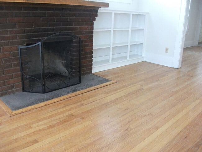 Foto del edificio - 341-43 Roosevelt Ave