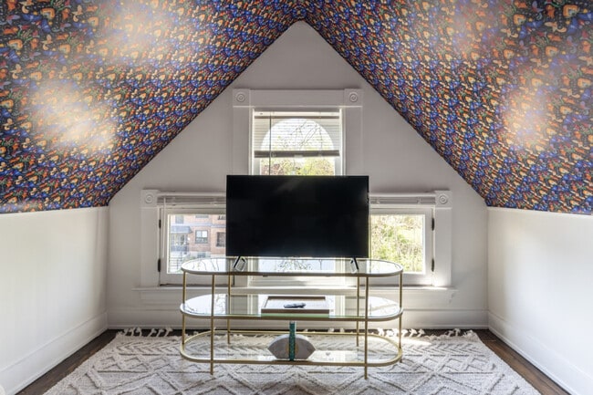 Building Photo - 1382 Burdette Ave