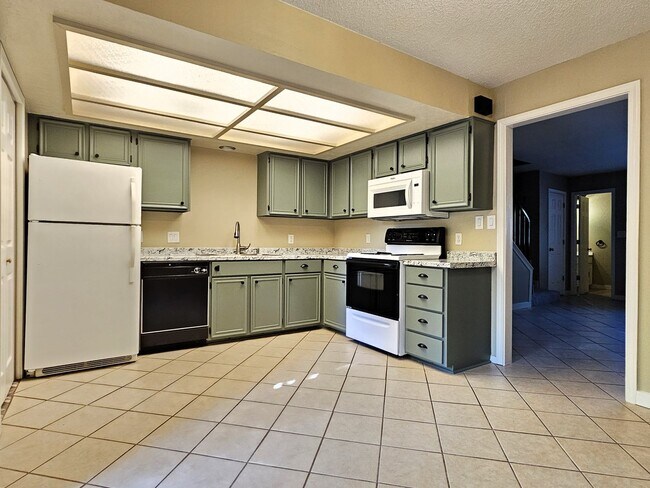 Building Photo - Charming 2 story Townhome in the heart of ...