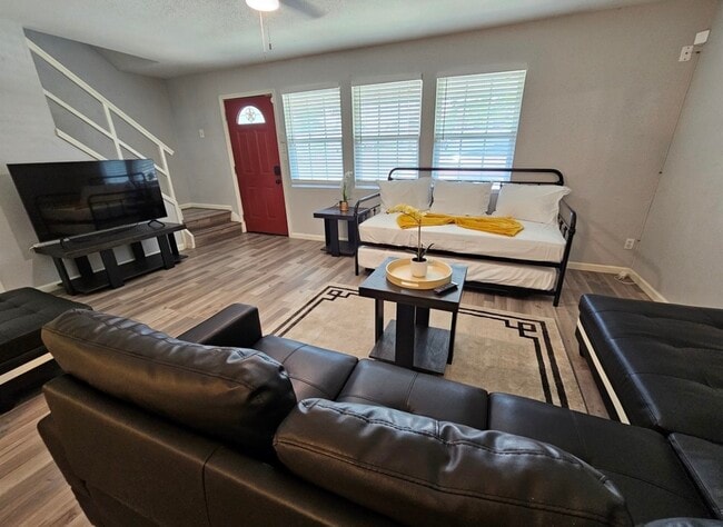 Sala de estar - 7886 Hamlet St