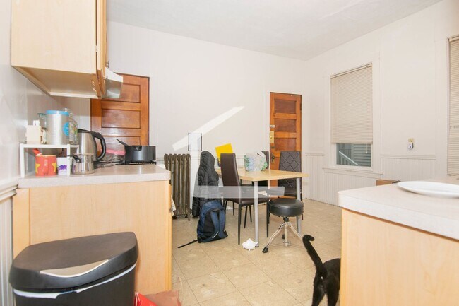 Foto del edificio - Desirable BU Location. Walk to School. Spa...