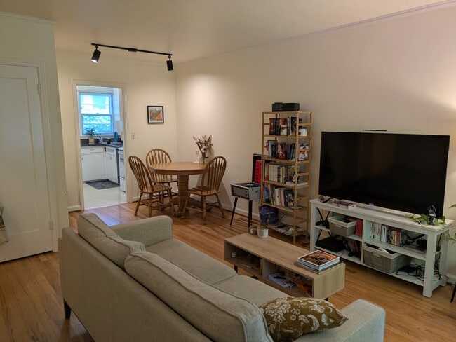 Building Photo - 636 NE 30th Ave