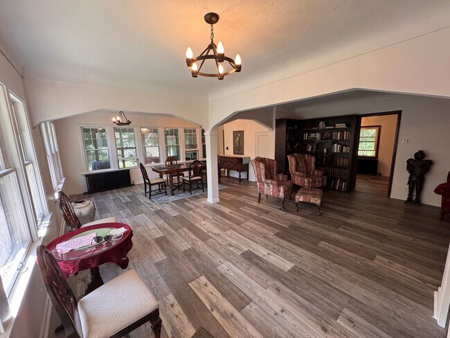 Foto del edificio - AVAILABLE NOW - Very Spacious, Unique, and...