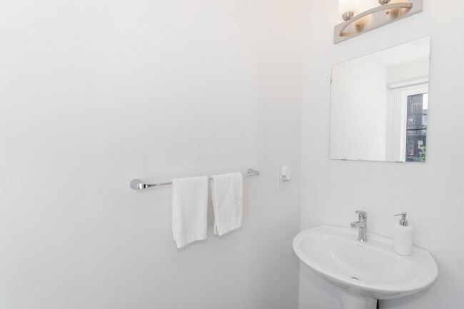 Photo du bâtiment - 1203 163 St SW