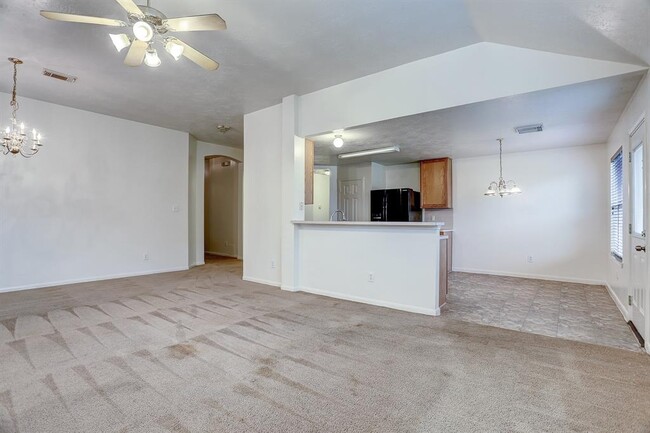 Building Photo - 2207 Heatherwood Dr