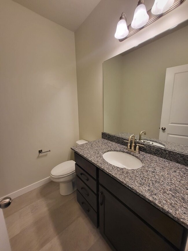 Building Photo - 3 Bedroom Townhome