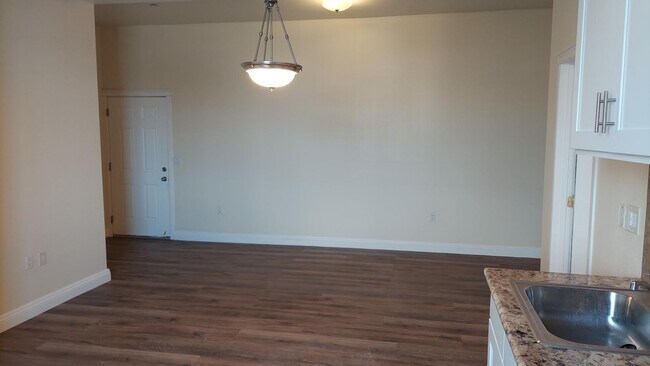 Building Photo - 1325 Venice Blvd