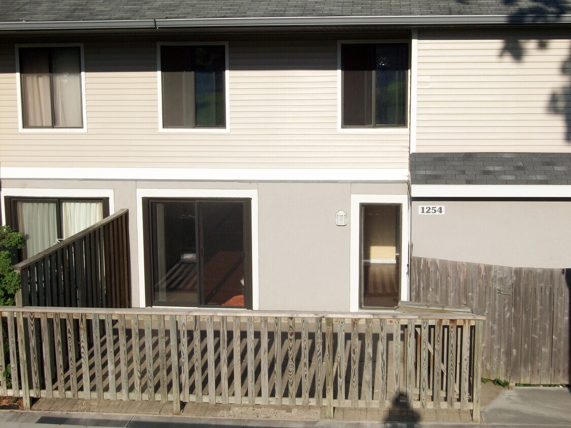 Primary Photo - 1254 Landmark Trl N