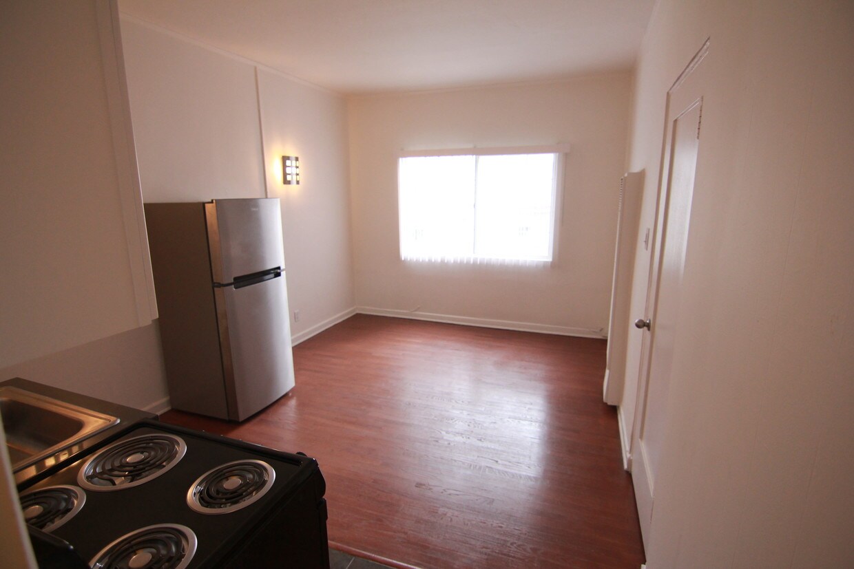 Primary Photo - 654 S Dunsmuir Ave