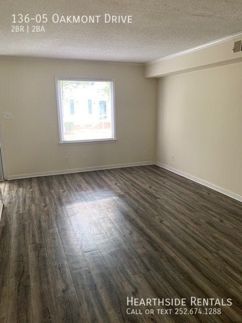 Foto del edificio - 136 Oakmont Dr