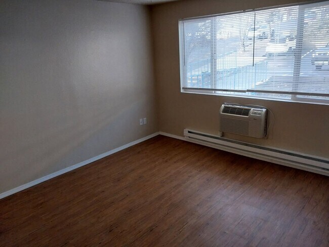 Foto del edificio - 2 bedroom 1 bathroom second floor apartment - Granvue Apartment