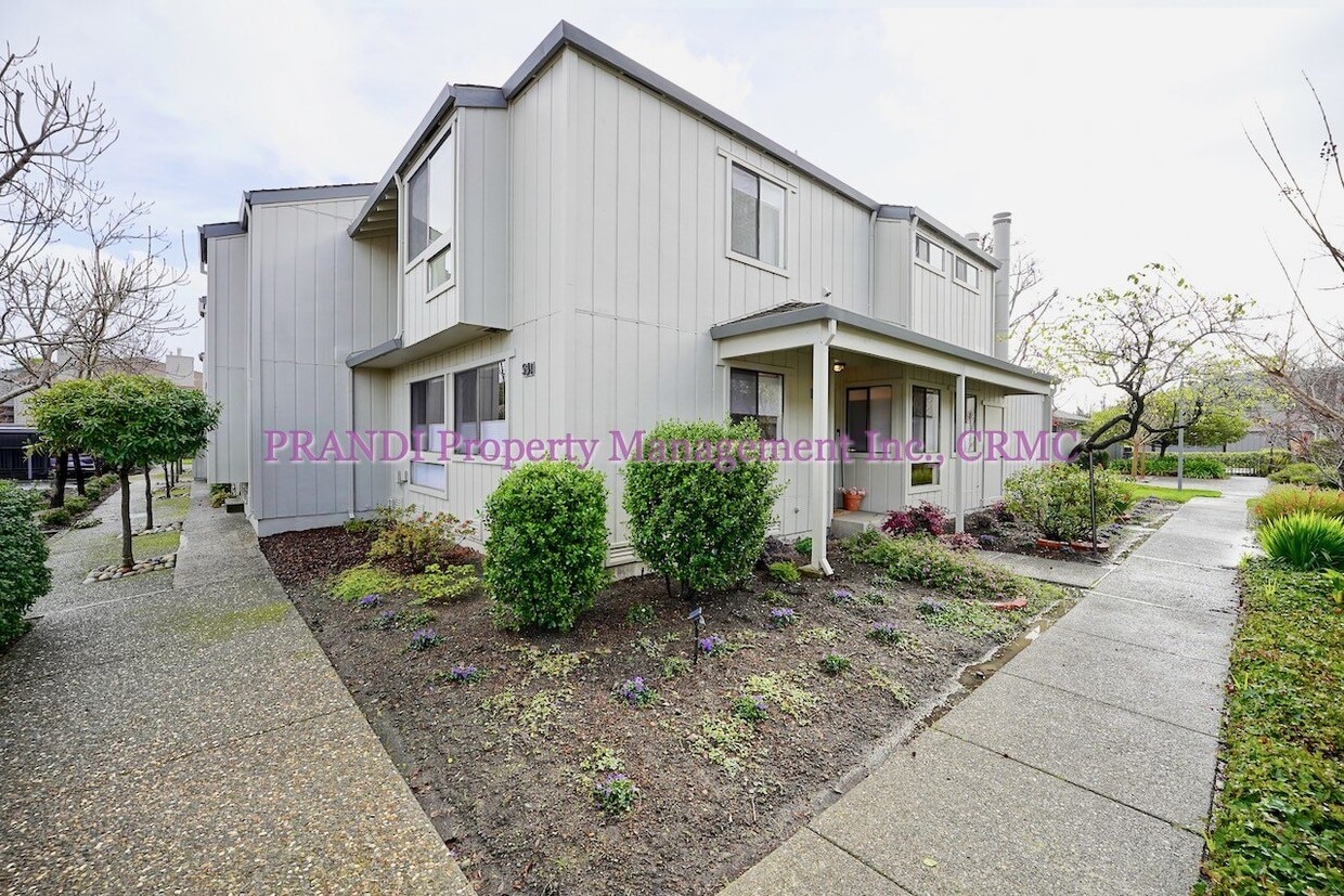 Primary Photo - Centrally Located Townhome with Beautiful ...