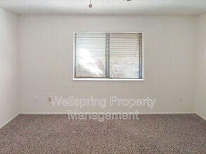 Building Photo - 936 W Graaf Ave