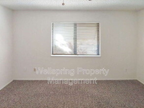 Building Photo - 936 W Graaf Ave