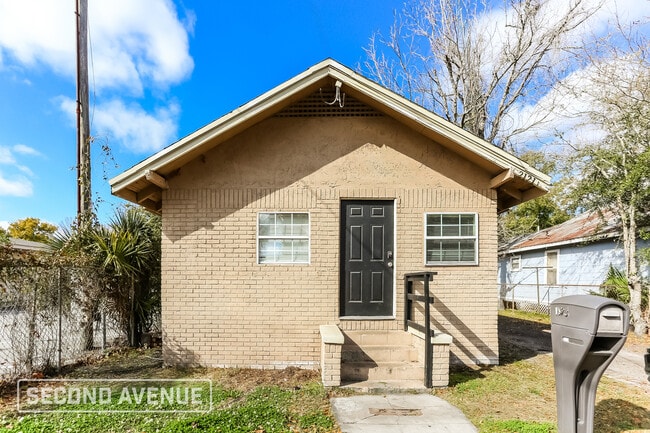 Building Photo - 2121 Broadway Ave