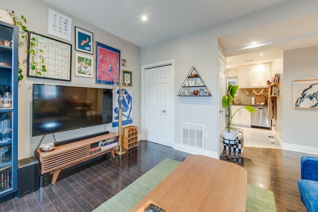 Photo du bâtiment - Prime Palmerstson Boulevard near Bloor Subway Station