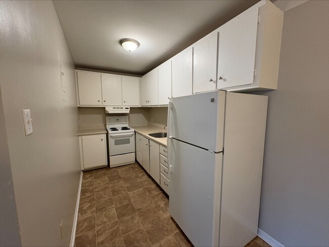 Building Photo - 7 Roxbury Dr