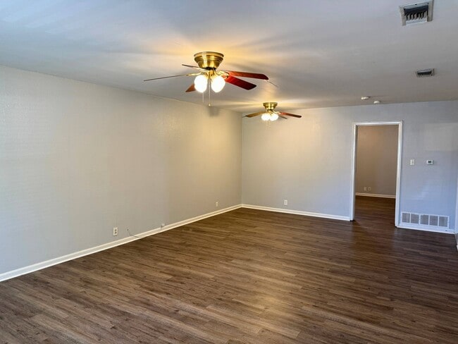 Building Photo - Large 3 Bed 2 Bath in Floral Heights!
