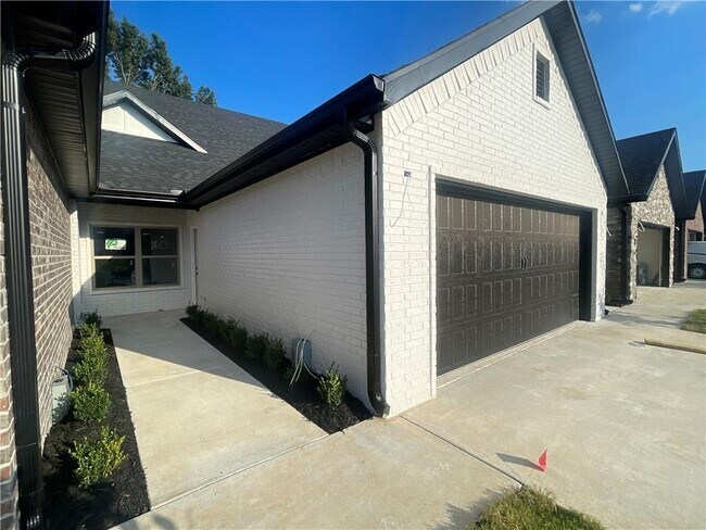 Building Photo - 1615 S 17th Pl