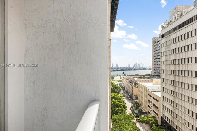 Foto del edificio - 151 SE 1st St