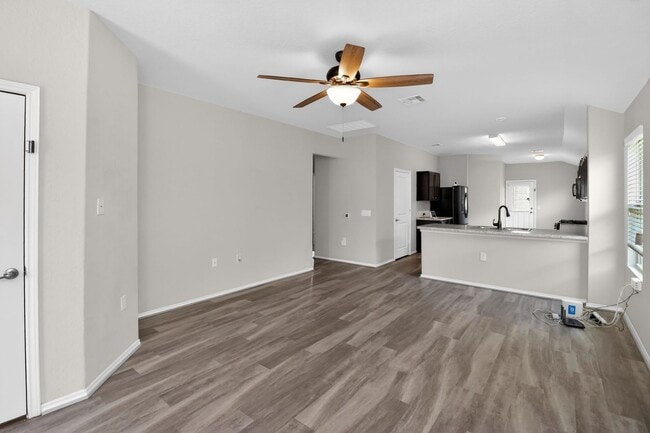 Foto del edificio - Spacious 3 Bed / 2 Bath w/ Large Kitchen & Natural Light