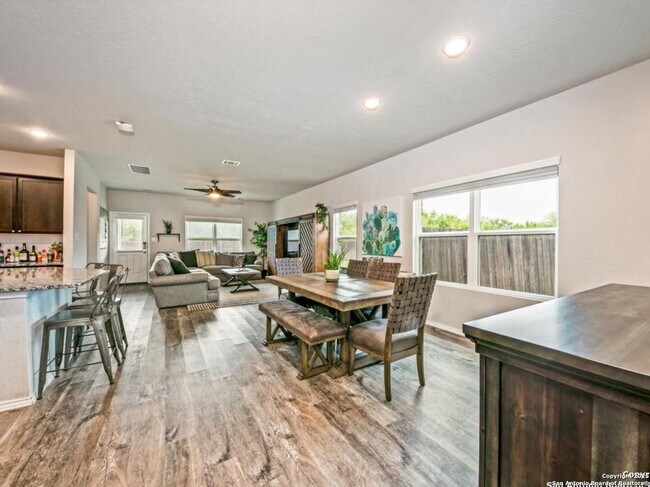 Foto del edificio - Charming Home Awaits: Spacious & Modern Li...