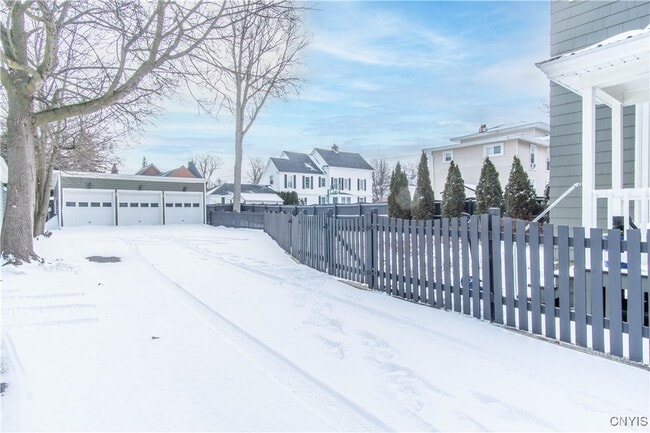 Foto del edificio - 325 Holcomb St