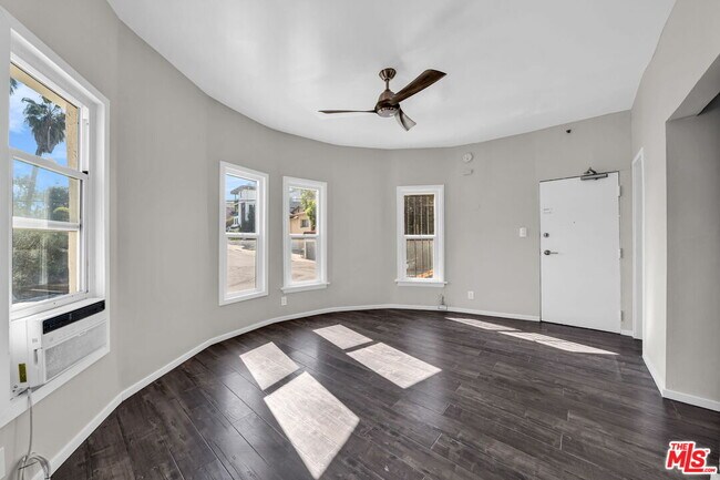 Foto del edificio - 3209 Descanso Dr