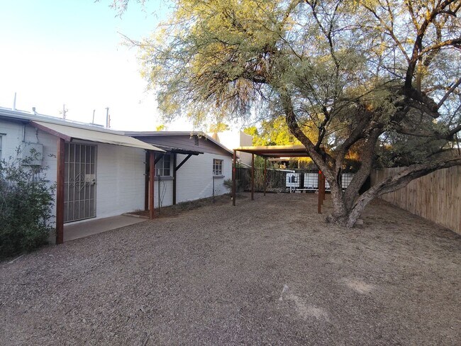 Foto del edificio - 3302-3308 E Glenn St