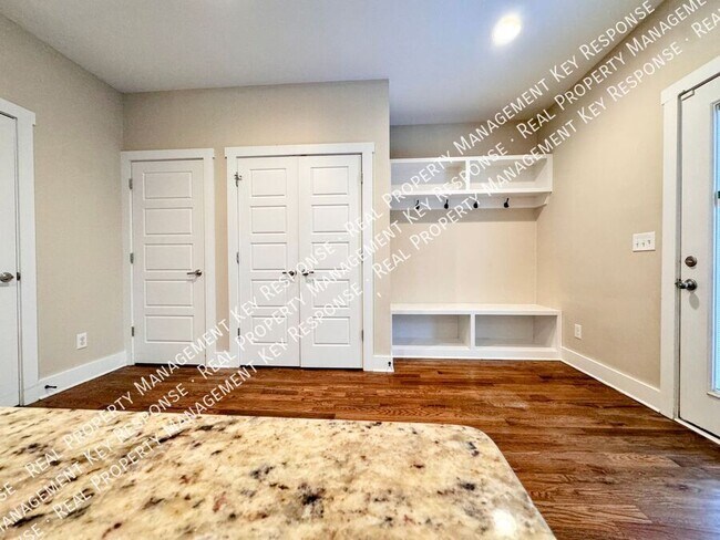 Foto del edificio - Beautiful 3 bd 2.5 bath cottage in East Na...