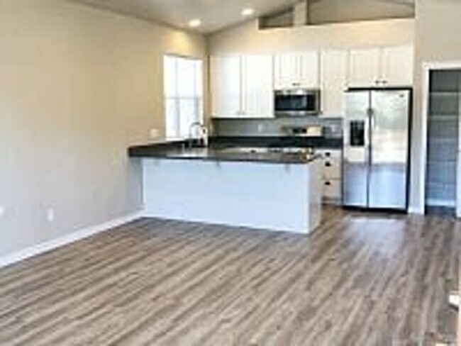 Building Photo - Newer Home, Great Price, Better Location!
