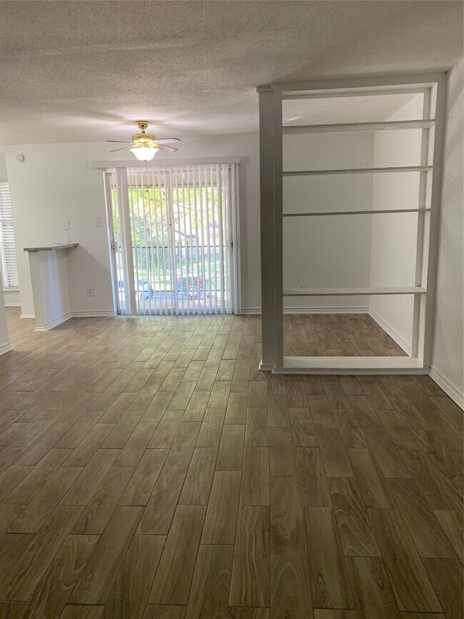 Building Photo - 5625 Antoine Dr