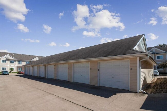 Garage - 1720 SE La Grant Pky