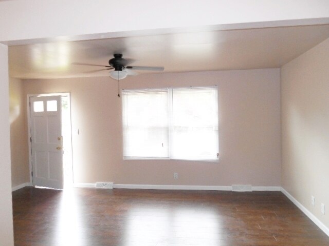 Building Photo - 2 bedrooms, 1 bath Duplex