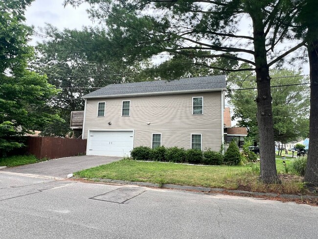 Building Photo - Stunning Single Family Home In Sixteen Acr...