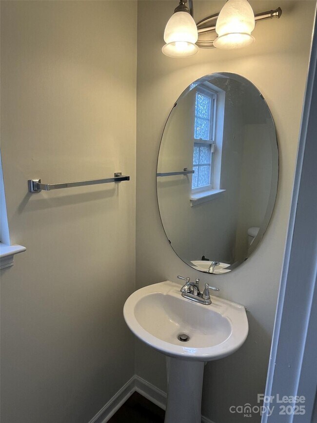 Foto del edificio - 8603 Wandering Creek Way