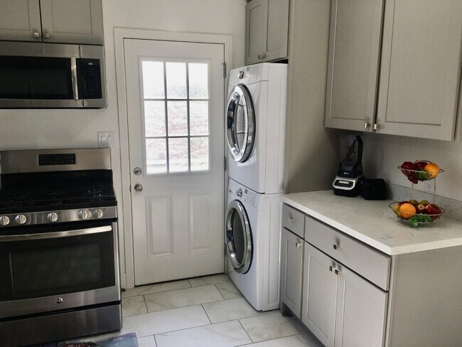 washer/dryer - 2752 Byron St