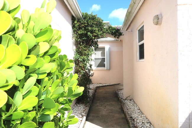 Building Photo - 1037 Island Manor Dr