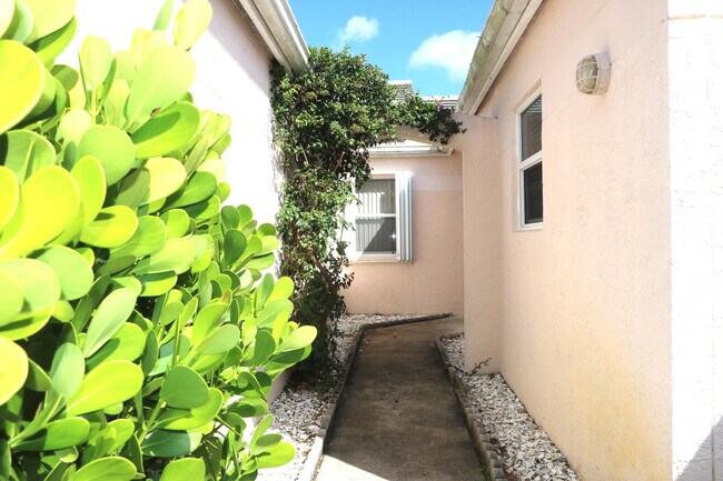 Foto del edificio - 1037 Island Manor Dr