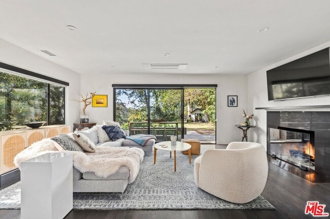 Foto del edificio - 5721 Valley Oak Dr