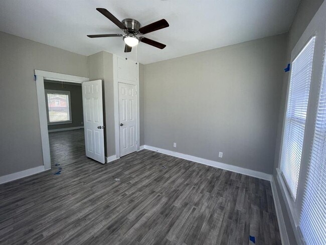 Foto del edificio - 3 bed, 1 bath with lots of updates! New fl...