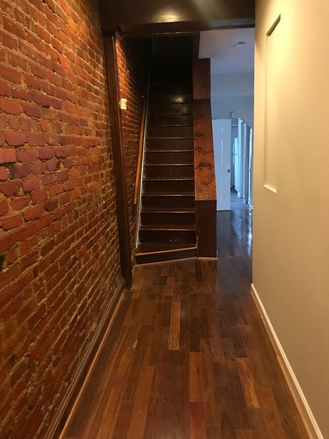 Foto del edificio - Gorgeous 3 Bedroom , 2 Level Townhome- Hardwood floors, Newly Renovated