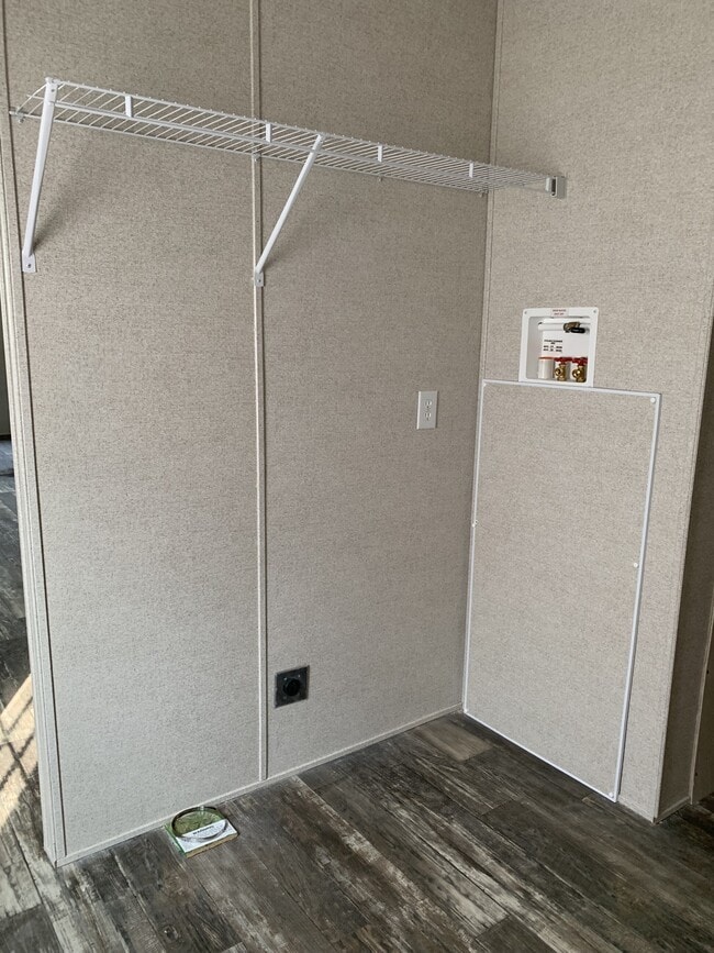 Building Photo - 325 Belew St